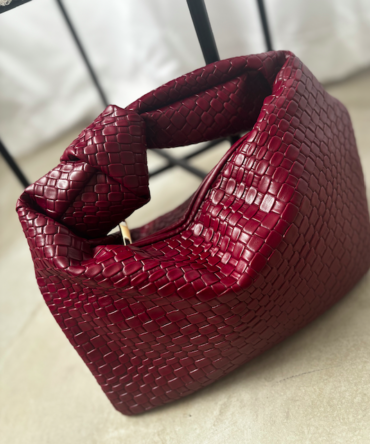 Malá burgundy kabelka s uzlom